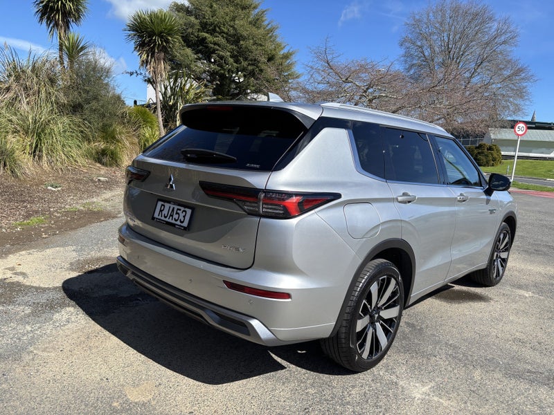 2025 Mitsubishi Outlander VRX PHEV/4WD/AT AUTO... image 5