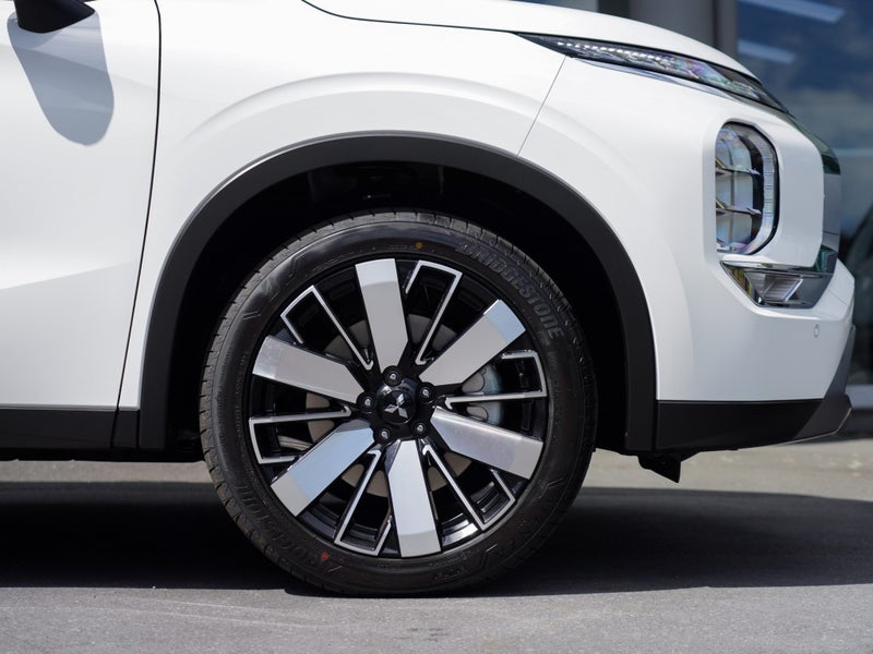 2025 Mitsubishi Outlander XLS 2.5 PETROL 2WD 7... image 5