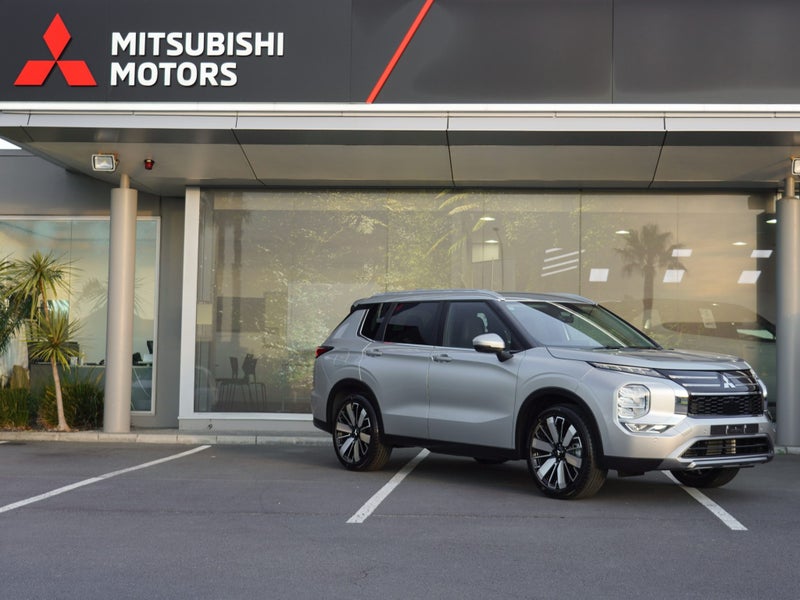 2025 Mitsubishi Outlander XLS 2.5 PETROL 2WD 7... image 3