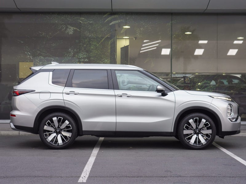 2025 Mitsubishi Outlander XLS 2.5 PETROL 2WD 7... image 2