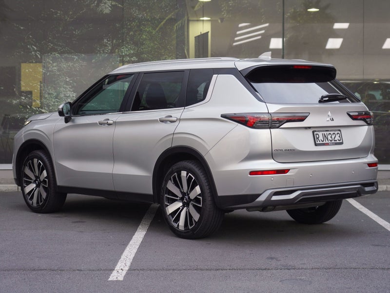 2025 Mitsubishi Outlander XLS 2.5 PETROL 2WD 7... image 3