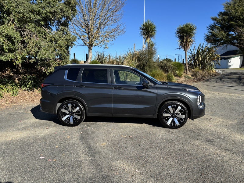 2025 Mitsubishi Outlander XLS 2.5P 4WD CVT 7 SE... image 3