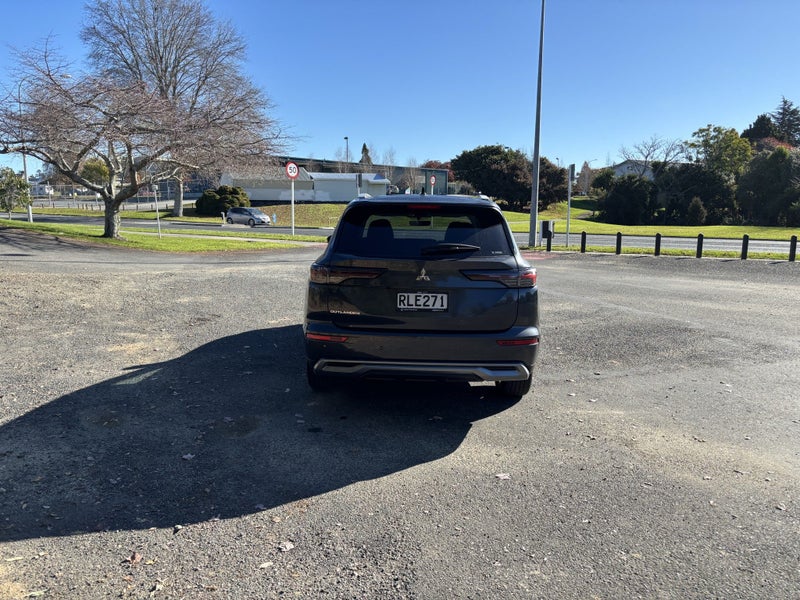 2025 Mitsubishi Outlander XLS 2.5P 4WD CVT 7 SE... image 5