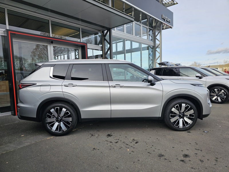 2025 Mitsubishi Outlander XLS 2.5P/CVT image 3
