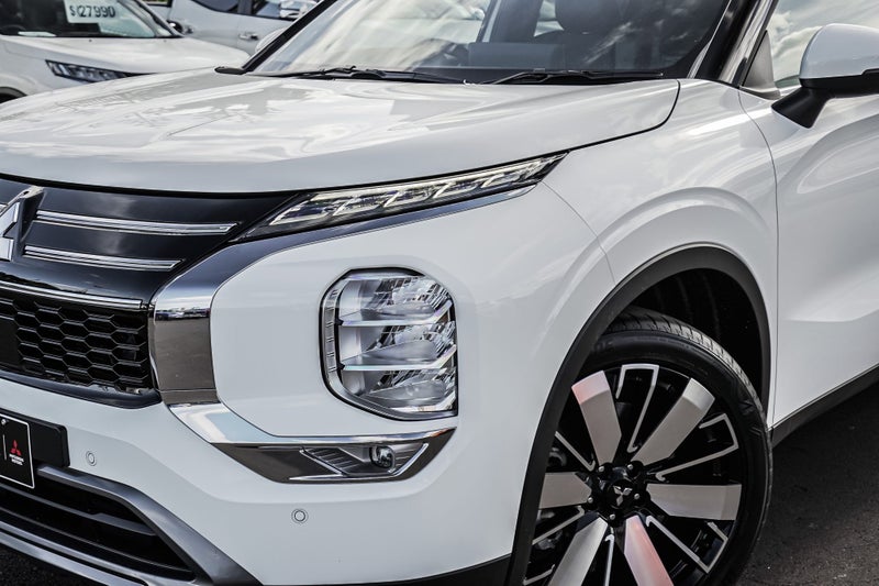2025 Mitsubishi Outlander XLS 2WD image 2