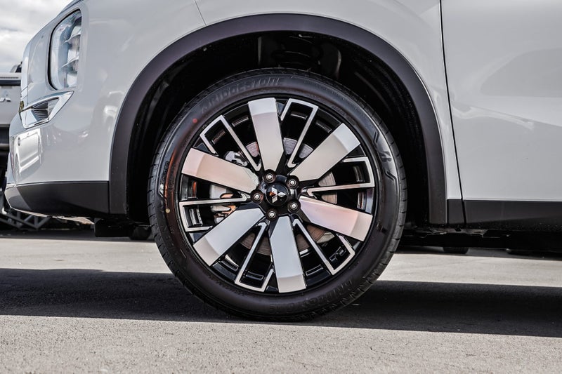 2025 Mitsubishi Outlander XLS 2WD image 4
