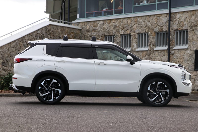 2025 Mitsubishi Outlander XLS 2WD 2.5P image 3