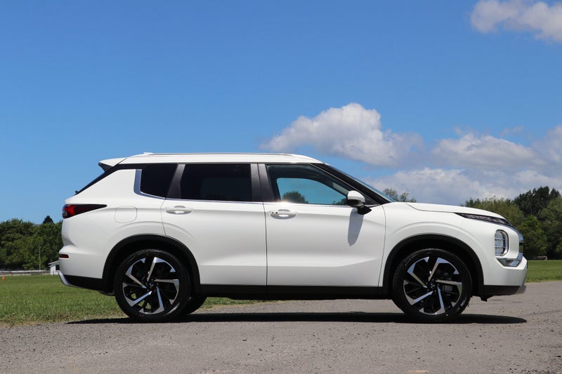 2025 Mitsubishi Outlander XLS 2WD 2.5P image 3