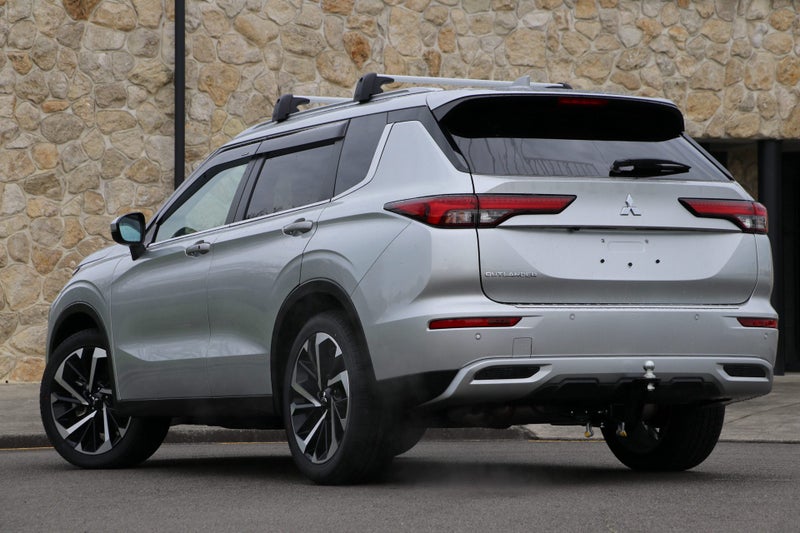 2025 Mitsubishi Outlander XLS 2WD 2.5P image 2