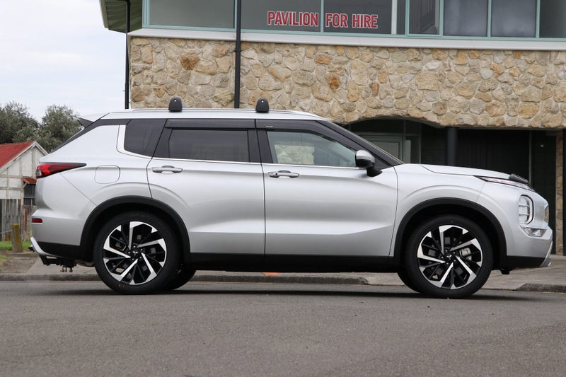 2025 Mitsubishi Outlander XLS 2WD 2.5P image 3