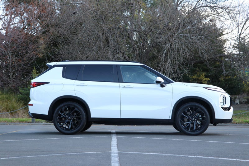 2025 Mitsubishi Outlander XLS 2WD 2.5P (BLACK OUT) image 3