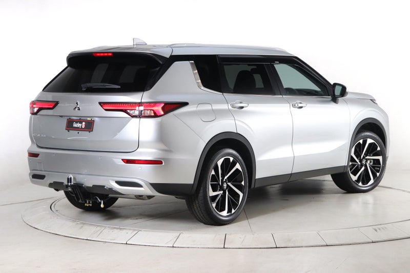 2025 Mitsubishi Outlander XLS 2WD image 2