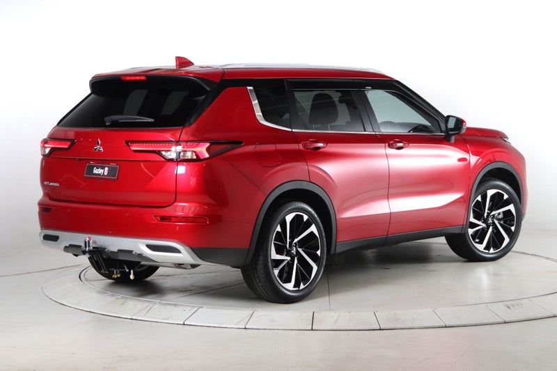 2025 Mitsubishi Outlander XLS 2WD image 2