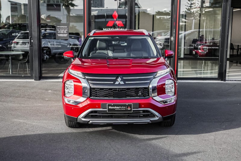 2025 Mitsubishi Outlander XLS 2WD image 2