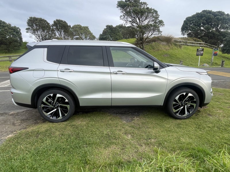 2025 Mitsubishi Outlander XLS 2WD image 4
