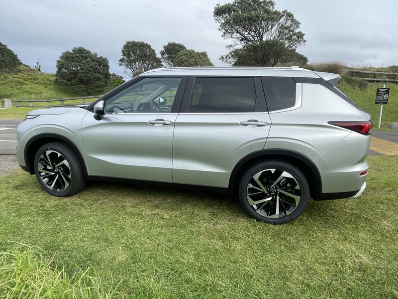 2025 Mitsubishi Outlander XLS 2WD image 5