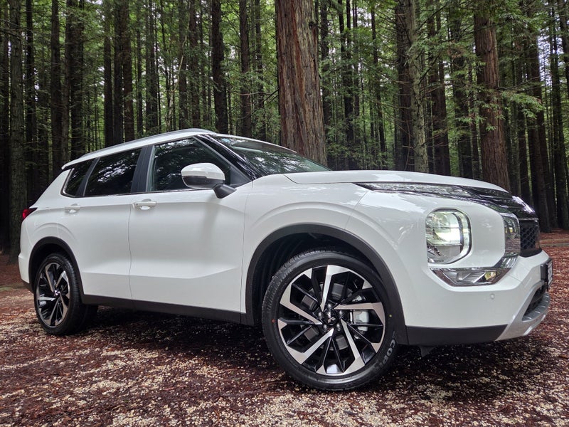 2025 Mitsubishi Outlander XLS 2WD Prereg image 1