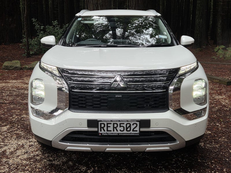 2025 Mitsubishi Outlander XLS 2WD Prereg image 2