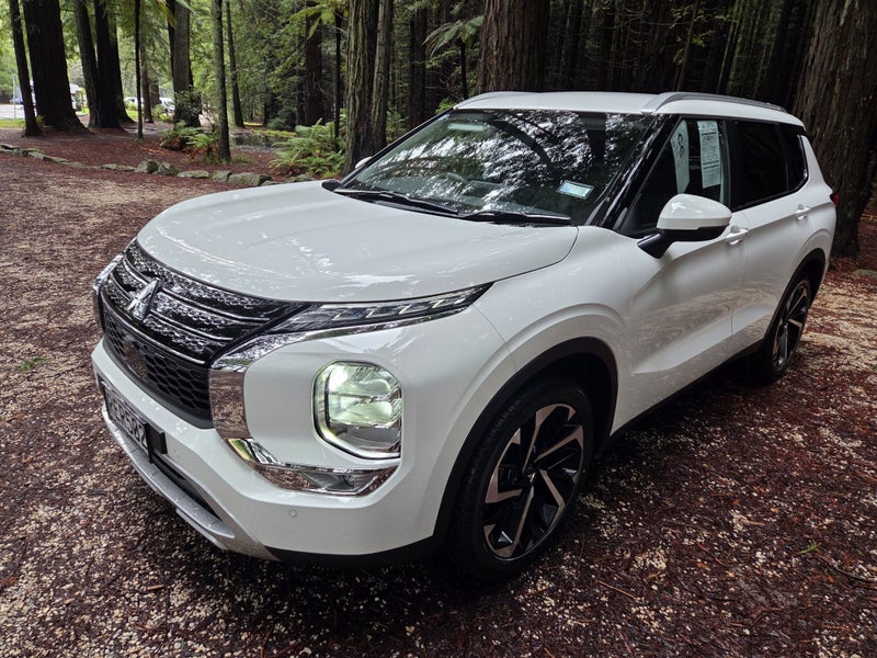 2025 Mitsubishi Outlander XLS 2WD Prereg image 3