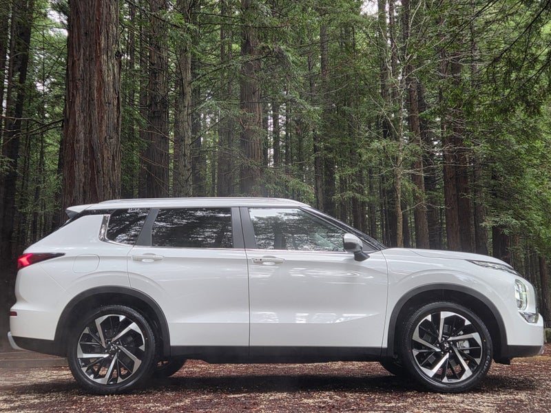 2025 Mitsubishi Outlander XLS 2WD Prereg image 5