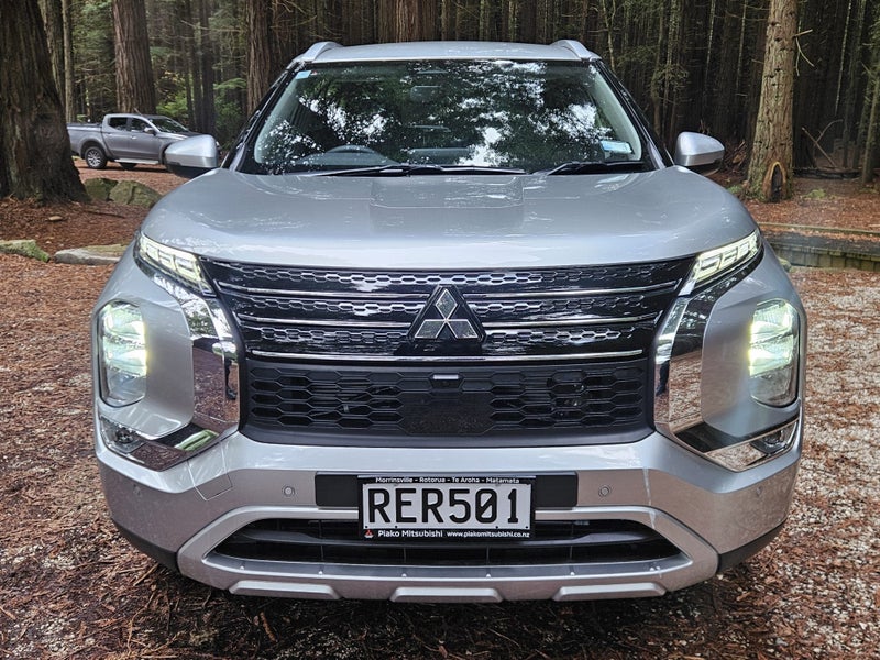 2025 Mitsubishi Outlander XLS 2WD PreReg image 2
