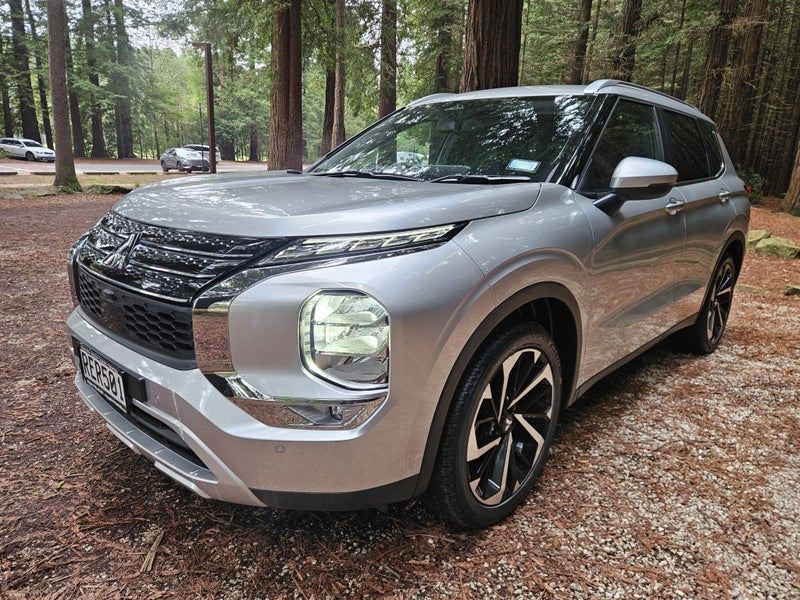2025 Mitsubishi Outlander XLS 2WD PreReg image 3