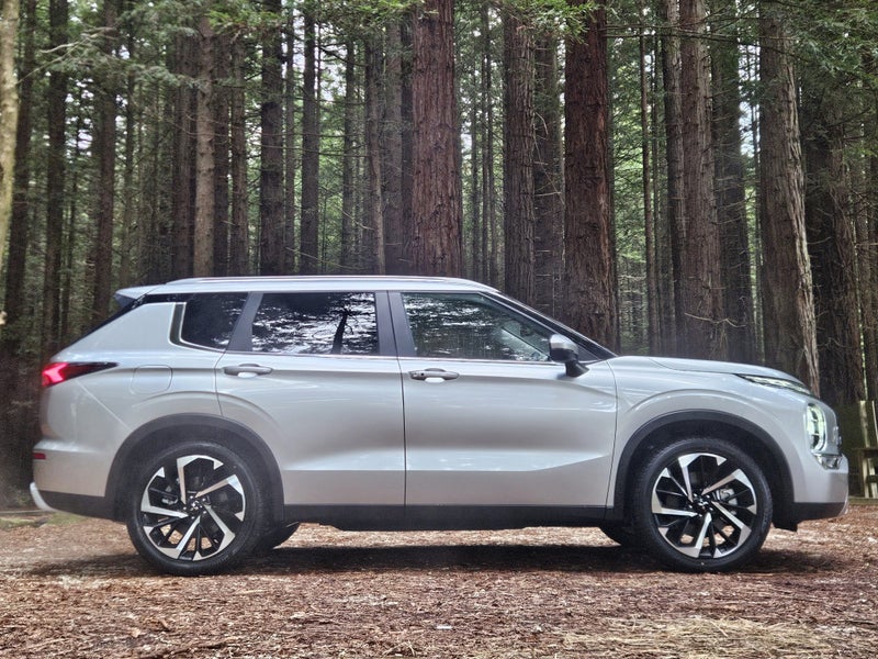 2025 Mitsubishi Outlander XLS 2WD PreReg image 4
