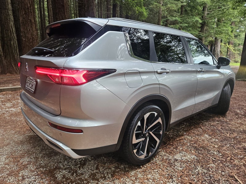 2025 Mitsubishi Outlander XLS 2WD PreReg image 5