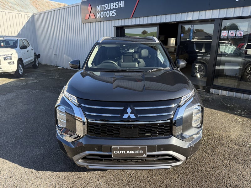 2025 Mitsubishi Outlander XLS image 2