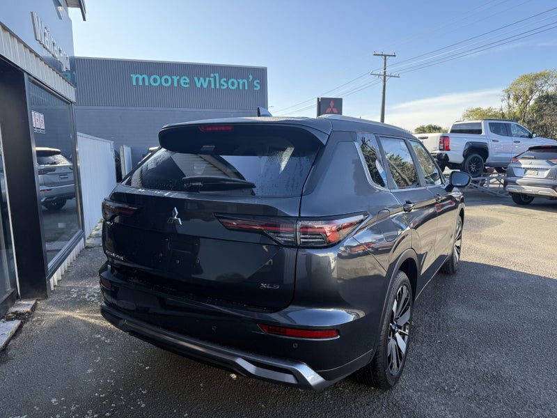 2025 Mitsubishi Outlander XLS image 4