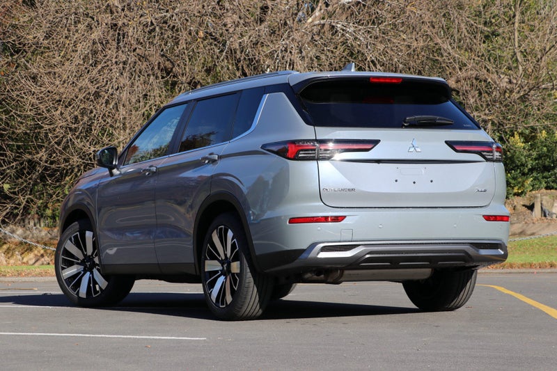 2025 Mitsubishi Outlander XLS 4WD 2.5P (S-AWC) image 2