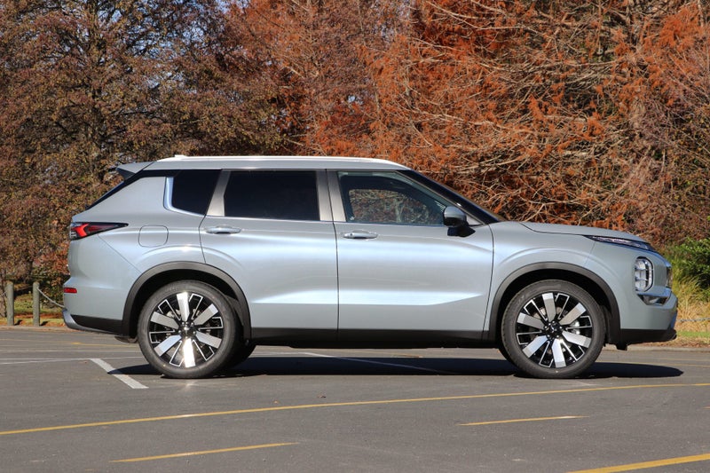 2025 Mitsubishi Outlander XLS 4WD 2.5P (S-AWC) image 3