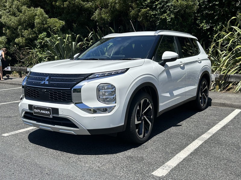 2025 Mitsubishi Outlander XLS 4WD image 4