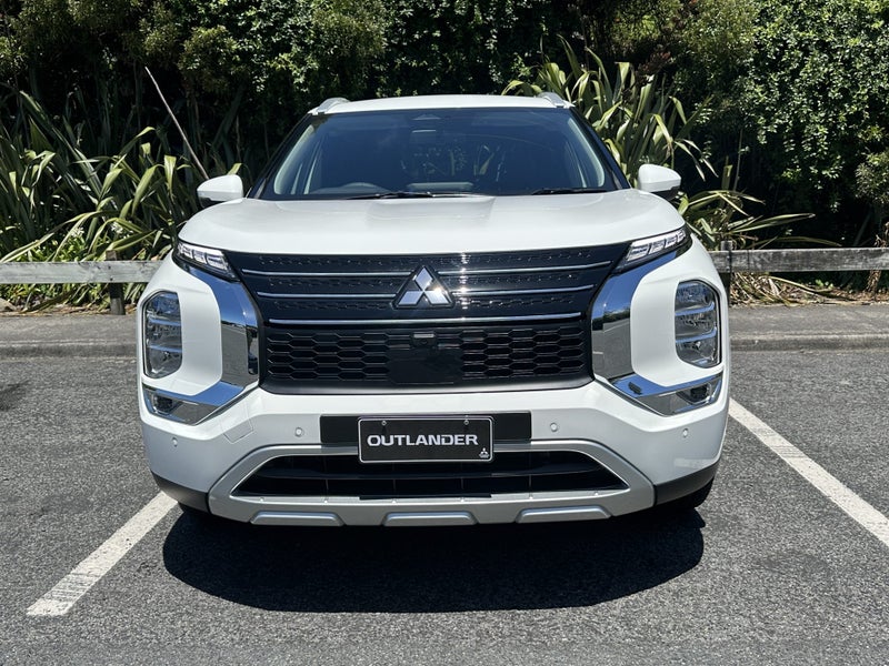 2025 Mitsubishi Outlander XLS 4WD image 3