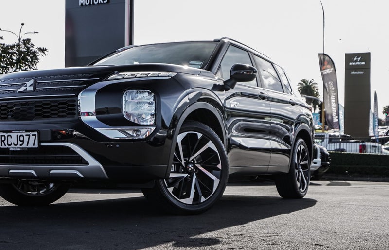 2025 Mitsubishi Outlander XLS 4WD PHEV image 2