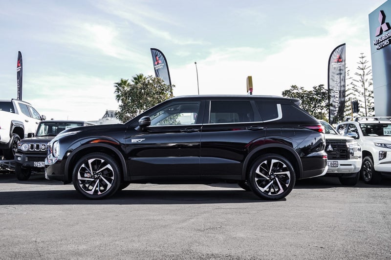 2025 Mitsubishi Outlander XLS 4WD PHEV image 3