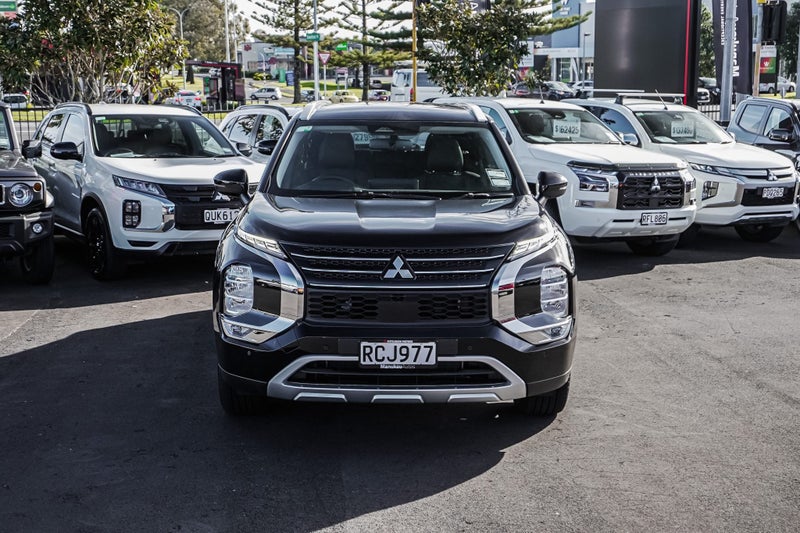 2025 Mitsubishi Outlander XLS 4WD PHEV image 5