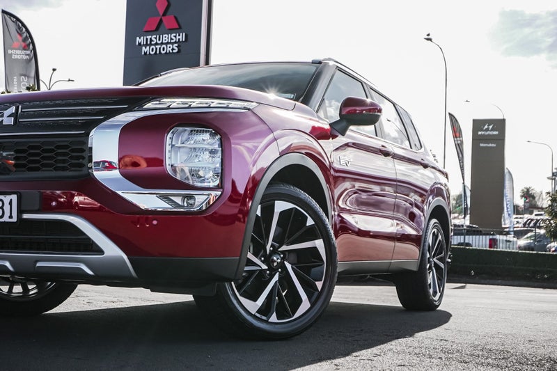 2025 Mitsubishi Outlander XLS 4WD PHEV image 2