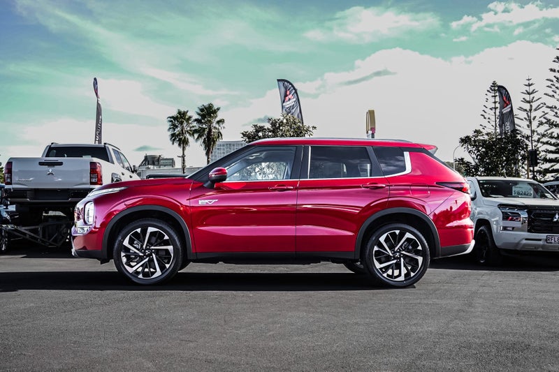 2025 Mitsubishi Outlander XLS 4WD PHEV image 3