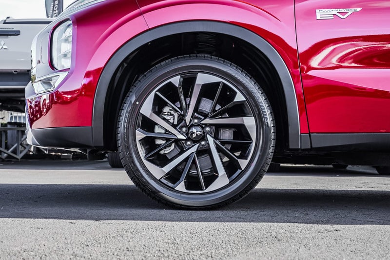 2025 Mitsubishi Outlander XLS 4WD PHEV image 4