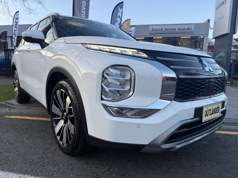 2025 Mitsubishi Outlander XLS image 2