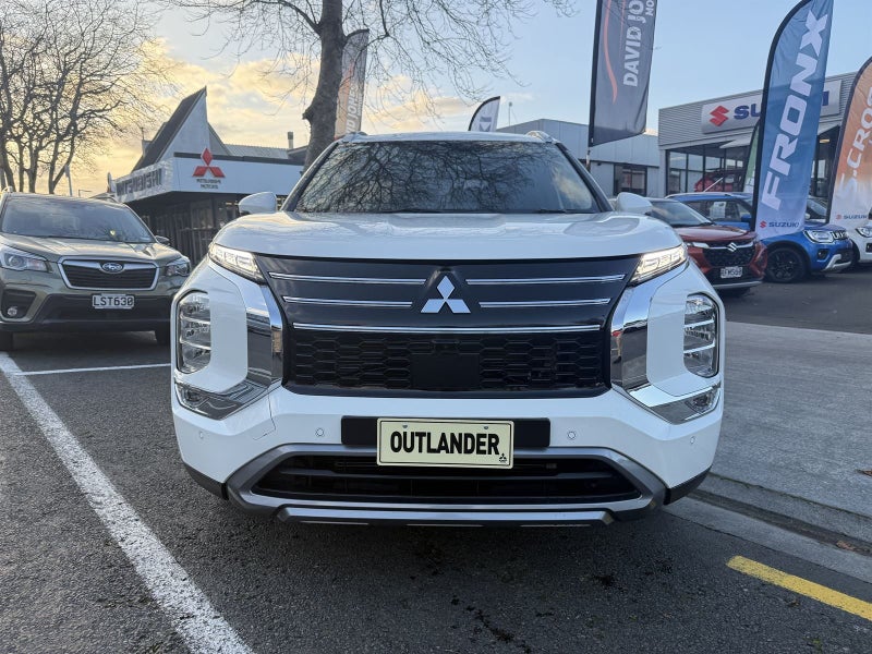 2025 Mitsubishi Outlander XLS image 3