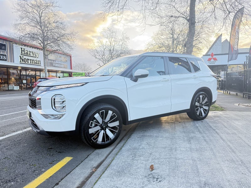 2025 Mitsubishi Outlander XLS image 5