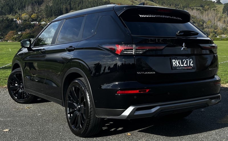2025 Mitsubishi Outlander XLS AWD - DEMO SALE! image 2