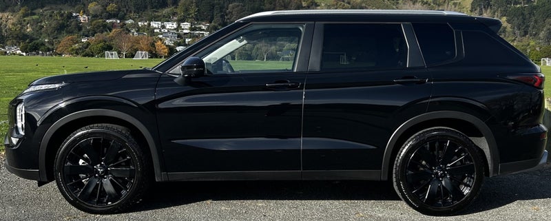 2025 Mitsubishi Outlander XLS AWD - DEMO SALE! image 3
