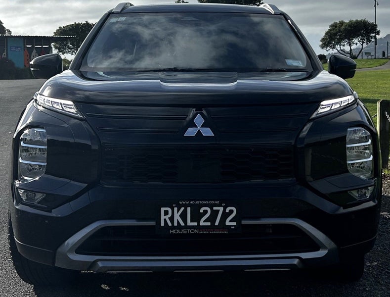 2025 Mitsubishi Outlander XLS AWD - DEMO SALE! image 4