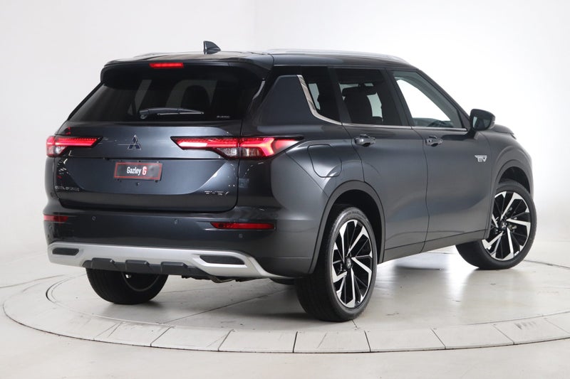 2025 Mitsubishi Outlander XLS PHEV 4WD image 2