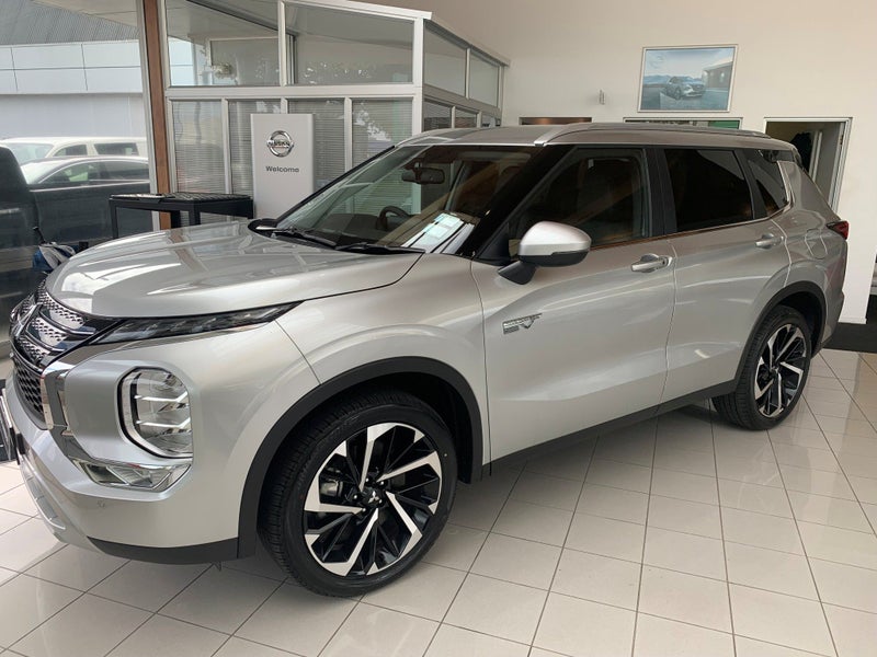 2025 Mitsubishi Outlander XLS PHEV/4WD/AT image 3