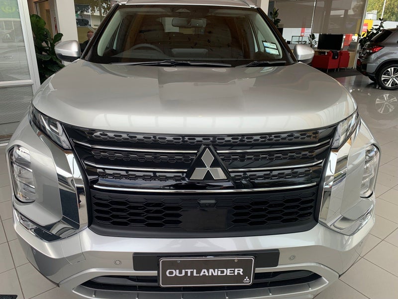 2025 Mitsubishi Outlander XLS PHEV/4WD/AT image 4