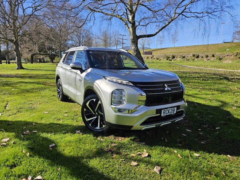 2025 Mitsubishi Outlander XLS PHEV/4WD/AT image 1